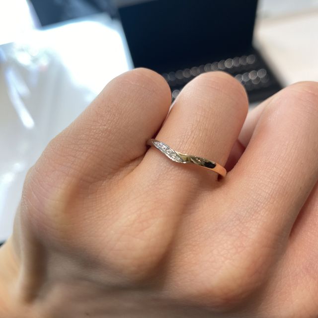 【nocur(ノクル)の口コミ】 結婚指輪と言えばのプラチナと自分の好きなゴールドのMIX、さらにV字のウ…