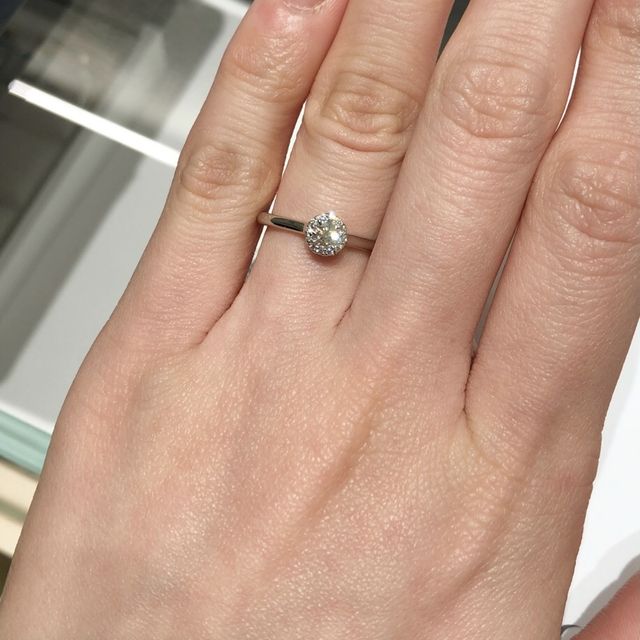 【銀座ダイヤモンドシライシの口コミ】 センターダイヤのまわりをメレダイヤが取り囲んでいるデザインで、より一…