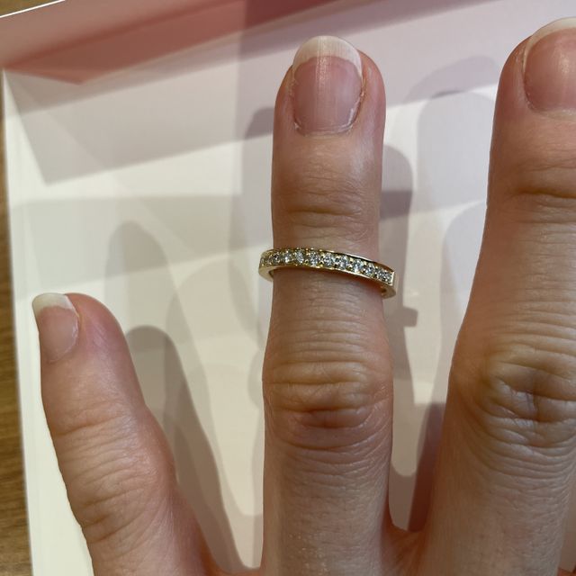 【アイプリモ(I-PRIMO)の口コミ】 キラキラしている指輪が好きで、エタニティリングがいいと思った。女性ら…