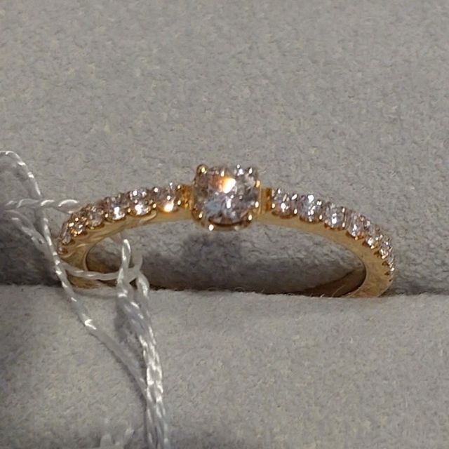 【STAR JEWELRY(スタージュエリー)の口コミ】 幅が細いので指が華奢に見える。真ん中の大きめのダイヤと取り囲むハーフ…