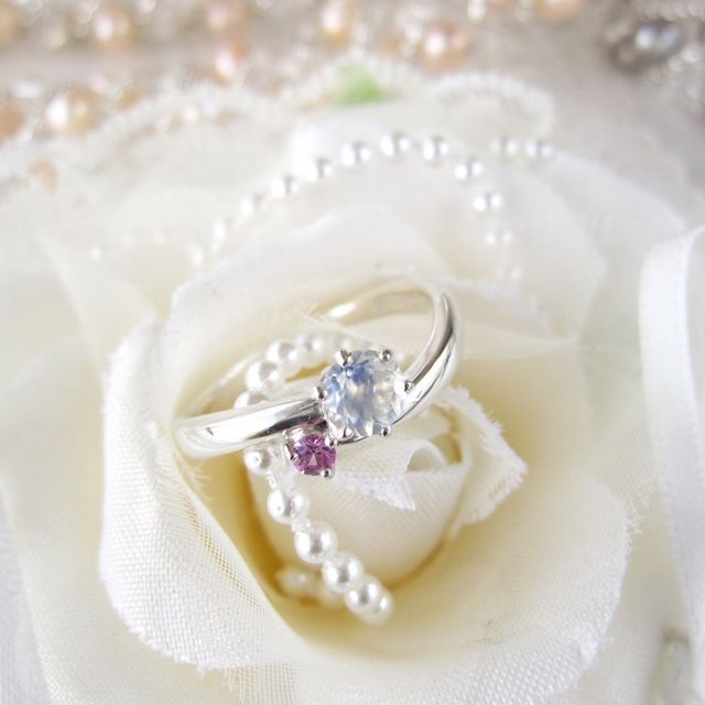 【ジュエリームナカタ(Jewelry MUNAKATA)の口コミ】 婚約指輪として彼がオーダーしてくれました。
二人の誕生石が入ったものな…