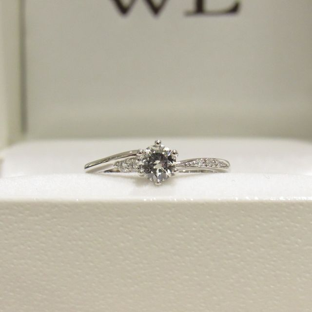 【輪-RIN-の口コミ】 指輪のデザインが気に入りました。
購入時、複数のダイアモンドを見せてい…