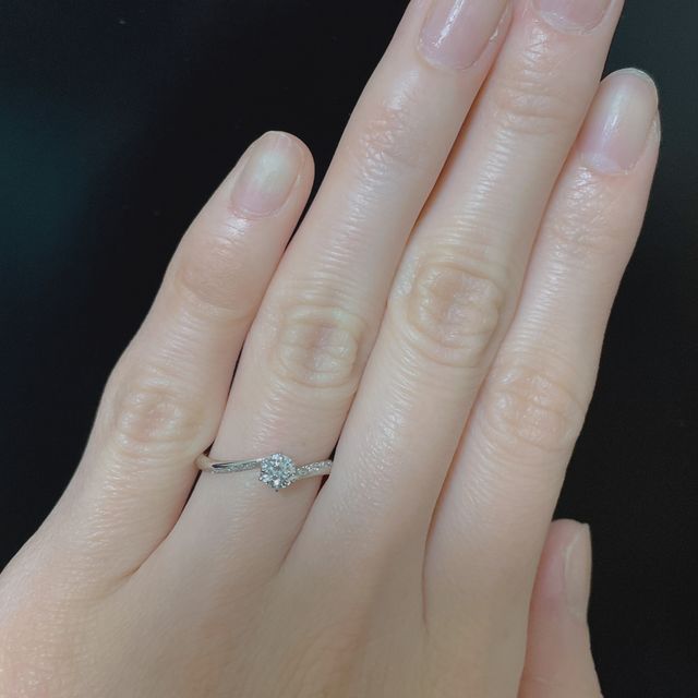 【銀座ダイヤモンドシライシの口コミ】 普段使いしやすいように座が低いものを選びました。また、王道デザインで…