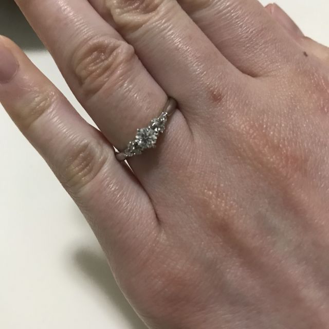 【銀座ダイヤモンドシライシの口コミ】 ゴージャスすぎず、キラキラしていて、とても華やかに感じられたため。
付…