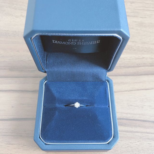 【銀座ダイヤモンドシライシの口コミ】 実際に指輪を試着してみて一目惚れしました。
たくさんの指輪を試着させて…
