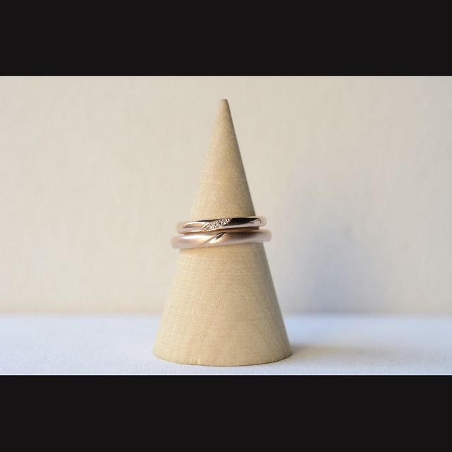 【CRAFY(クラフィ)の口コミ】 ピンクゴールドでお揃いにしました。男性の指輪はマット調にする事で目立…