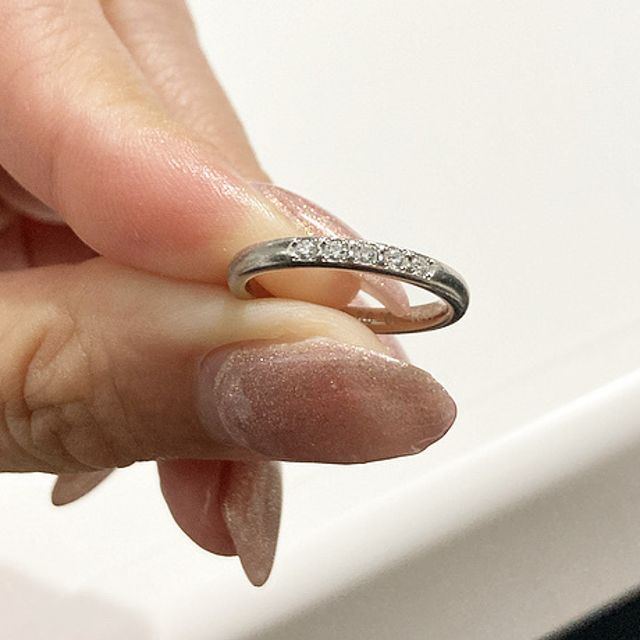 【ラザール ダイヤモンド(LAZARE DIAMOND)の口コミ】 ダイヤの輝きが際立ち、オーバルのような柔らかい形をしたダイヤのデザイ…