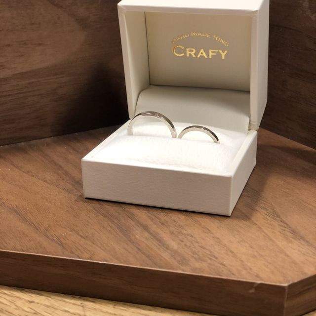 【CRAFY(クラフィ)の口コミ】 長く使うものなのでシンプルな鏡面仕上げに、平なデザインにしました。
石…