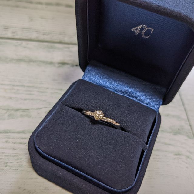【4℃ BRIDAL(ヨンドシーブライダル)の口コミ】 指輪選び、観れば見るほどわからなくなって悩みましたが、派手なものはあ…