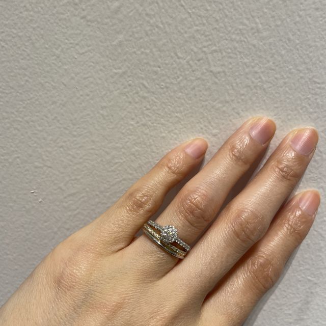 【PORTADA(ポルターダ)の口コミ】 色の切り替えがあり、一本でも存在感があり、婚約指輪とつけても、ダイヤ…