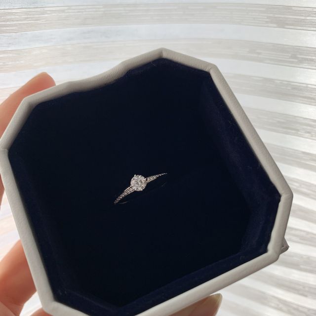 【4℃ BRIDAL(ヨンドシーブライダル)の口コミ】 重ね付けができるように、ラインが細いものを探していました！こちらは、…