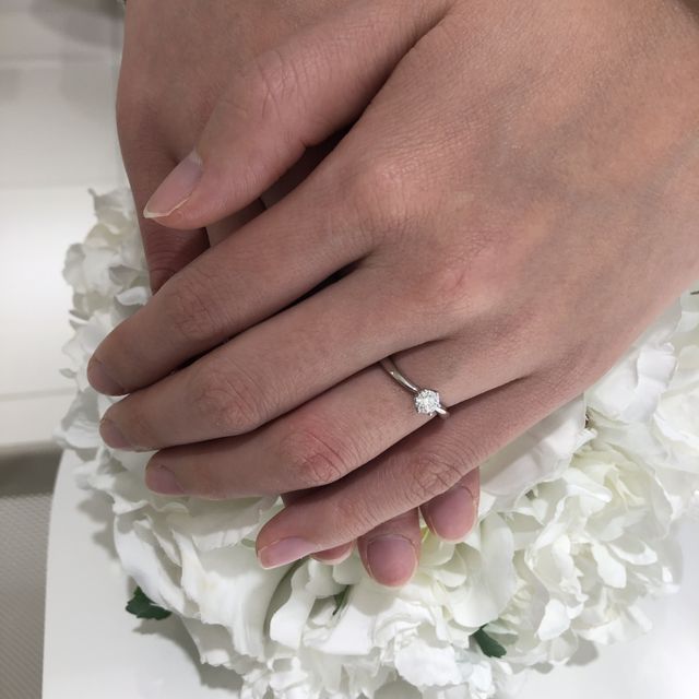 【4℃ BRIDAL(ヨンドシーブライダル)の口コミ】 彼が6時間も悩んで一人で選んでくれた指輪です。シンプルだけど、私好みで…
