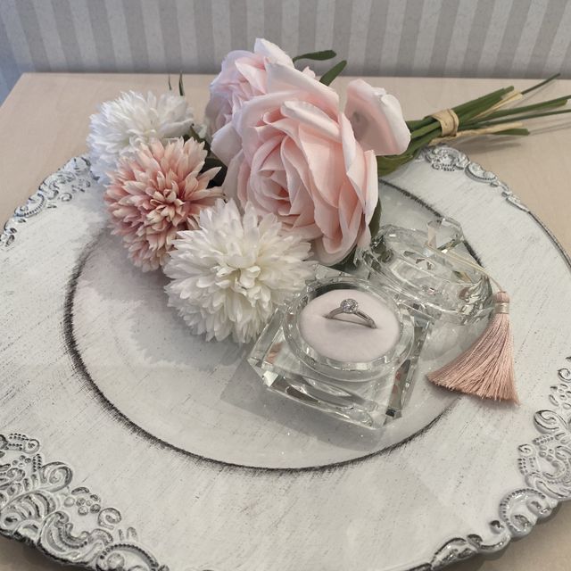 【アイプリモ(I-PRIMO)の口コミ】 数多く並んでいた婚約指輪の中で、一目見てコレにしたいと思いました。彼…