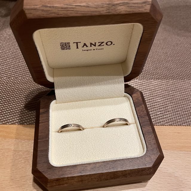 【TANZO.(鍛造指輪)の口コミ】 婚約指輪も同日にこちらで選びました。
この先長く身につけるものなので、…