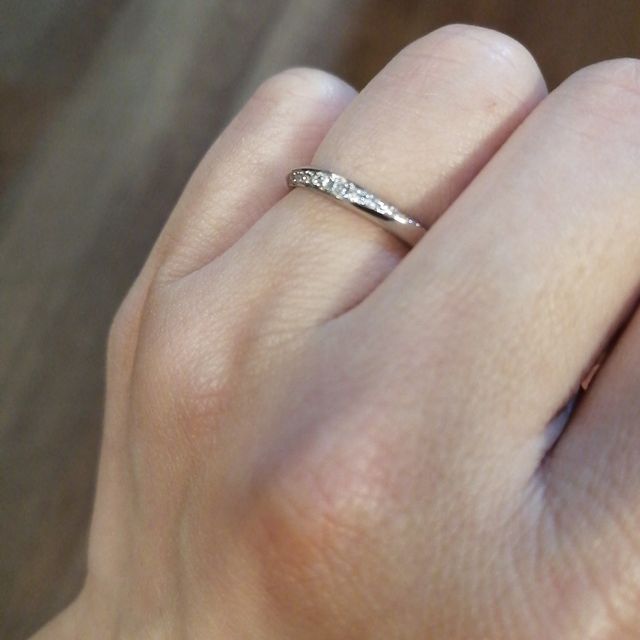 【ラザール ダイヤモンド(LAZARE DIAMOND)の口コミ】 ダイヤのついている指輪を探していました。また少し流れるようなデザイン…