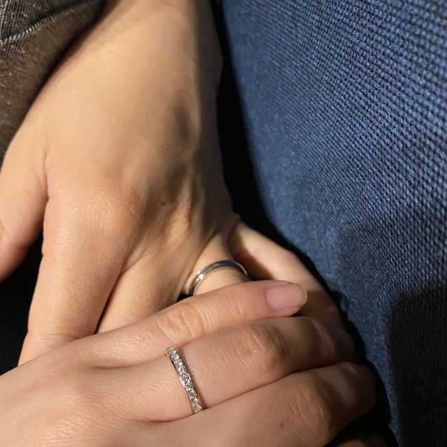 【ラザール ダイヤモンド(LAZARE DIAMOND)の口コミ】 もともとウェーブで探していたのですが、ストレートタイプの指輪をつけて…