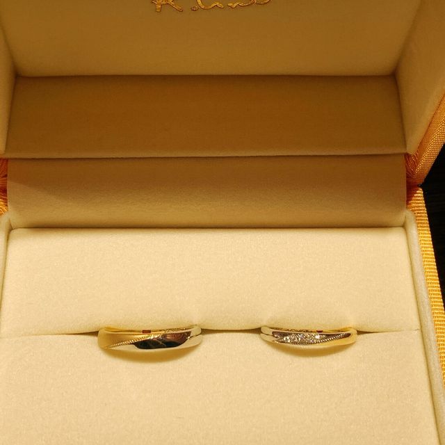 【ケイウノ ブライダル(K.UNO BRIDAL)の口コミ】 デザインで一目惚れでした。2色あるので、向きを変えれば「銀/金」「金」…