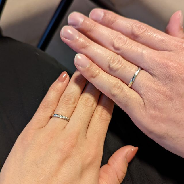 【4℃ BRIDAL(ヨンドシーブライダル)の口コミ】 ストレートの形ですが、ダイヤのラインが斜めなのでウェーブの形のように…