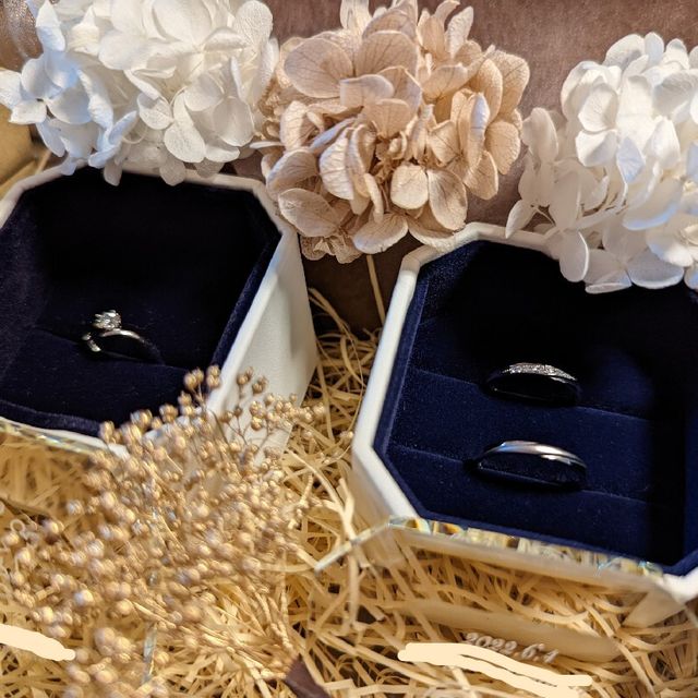 【4℃ BRIDAL(ヨンドシーブライダル)の口コミ】 ストレートの形ですが、ダイヤのラインが斜めなのでウェーブの形のように…