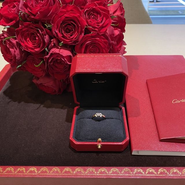 【カルティエ(Cartier)の口コミ】 4つの小さなダイヤを横から見ると、ハート型になっていて、そのキラキラし…