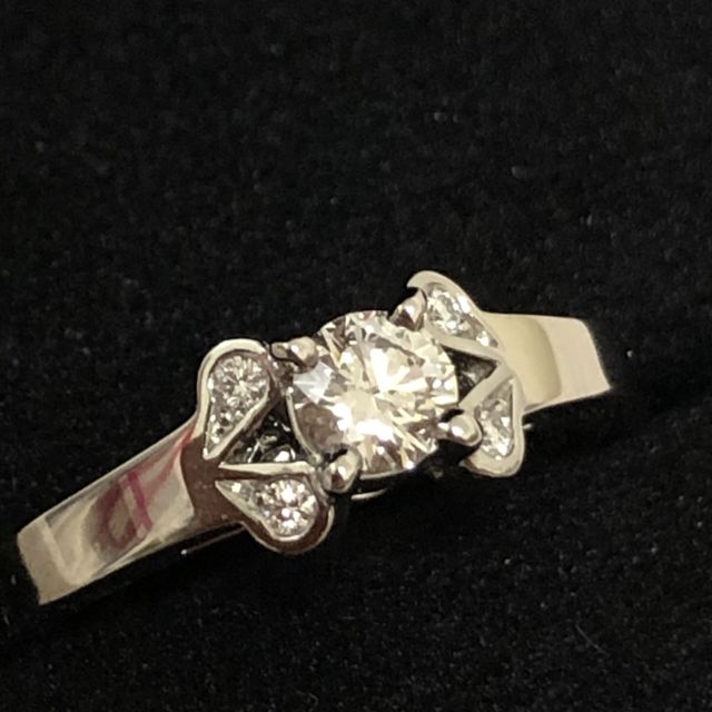 【カルティエ(Cartier)の口コミ】 4つの小さなダイヤを横から見ると、ハート型になっていて、そのキラキラし…