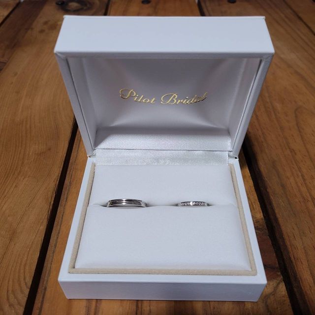 【PILOT BRIDAL(パイロットブライダル)の口コミ】 ハーフエタニティデザインで探しており、店舗で何種類か見比べさせていた…