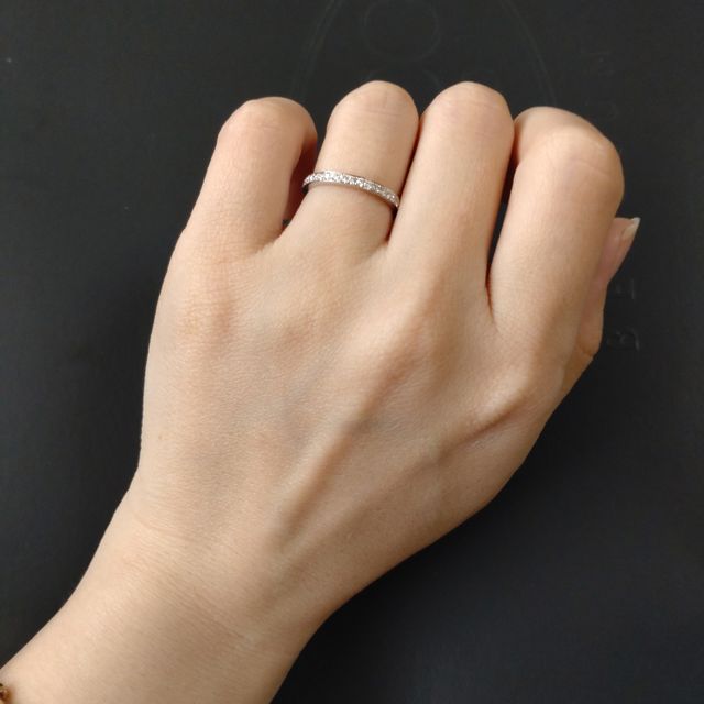 【エクセルコダイヤモンド(EXELCO DIAMOND)の口コミ】 私は細身でキラキラするタイプが良かったのですが、エタニティリングはギ…