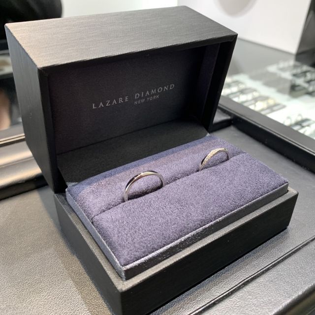 【ラザール ダイヤモンド(LAZARE DIAMOND)の口コミ】 流れるような動きのあるデザインがよかったです。でも指輪のかたちは直線…