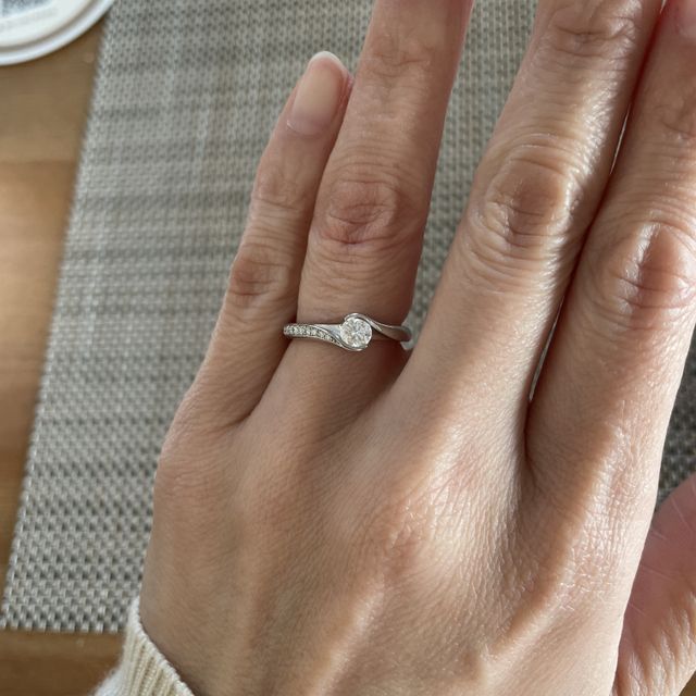【俄(にわか)の口コミ】 暁の指輪の意味合いが、私たちの結婚にピッタリだったのと、突起物のない…