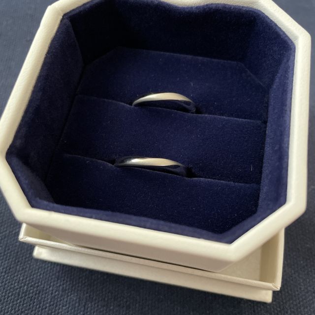 【4℃ BRIDAL(ヨンドシーブライダル)の口コミ】 2人の指に馴染むデザインを選びました。艶消しも入っているので、目立ち過…