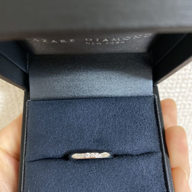 【ラザール ダイヤモンド(LAZARE DIAMOND)の口コミ】 中央にラインで置かれたダイヤがキラキラして素敵だったこと、結婚指輪の…