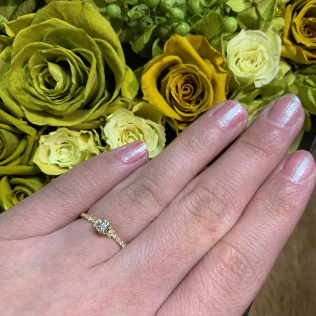 【AHKAH(アーカー)の口コミ】 細めのリングにbrilliant cutのダイヤモンド。王道の婚約指輪のイメージ惹…