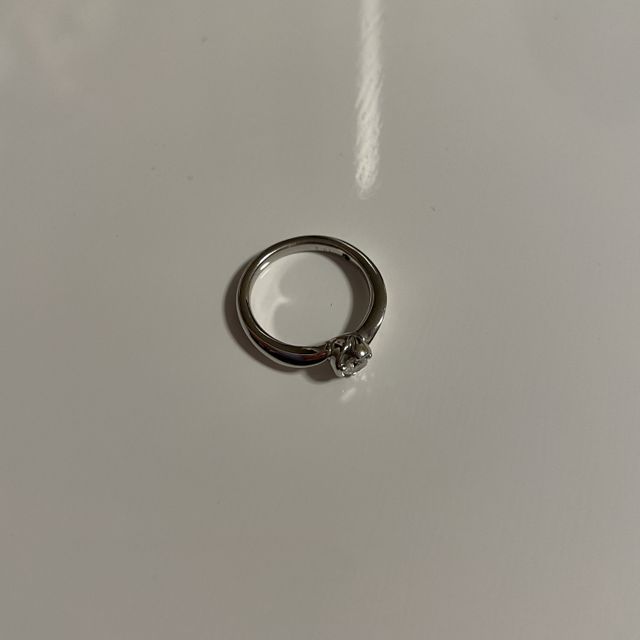 【4℃ BRIDAL(ヨンドシーブライダル)の口コミ】 結婚指輪はストレートタイプにしようと考えていたため、婚約指輪はウェー…