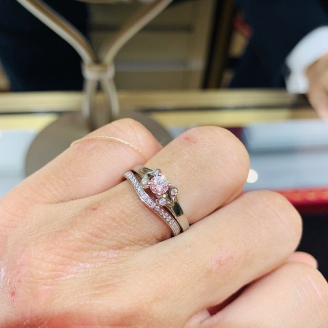 【カルティエ(Cartier)の口コミ】 婚約指輪はずっとあこがれていたバレリーナにしました。
リボンのようなデ…