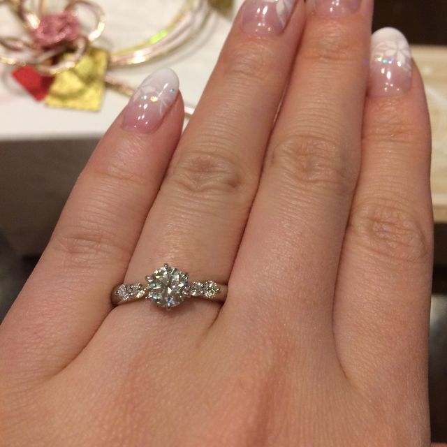 【宝寿堂(ほうじゅどう)の口コミ】 ブランドに興味がなく、石のカラーと大きさ重視だったのでこちらで決めま…