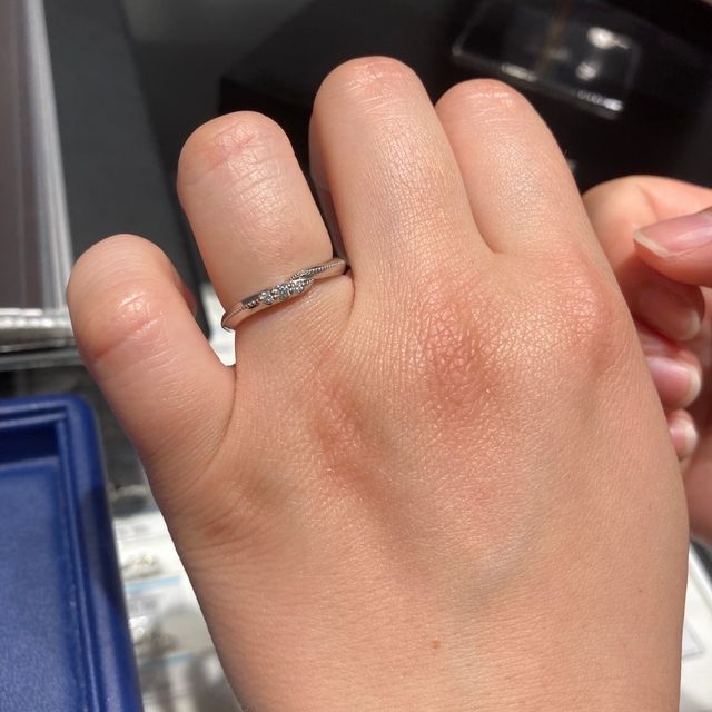 【エクセルコダイヤモンド(EXELCO DIAMOND)の口コミ】 ミル打ちのリングを求めて5店舗目に来店しました。エクセルコさんの流線的…