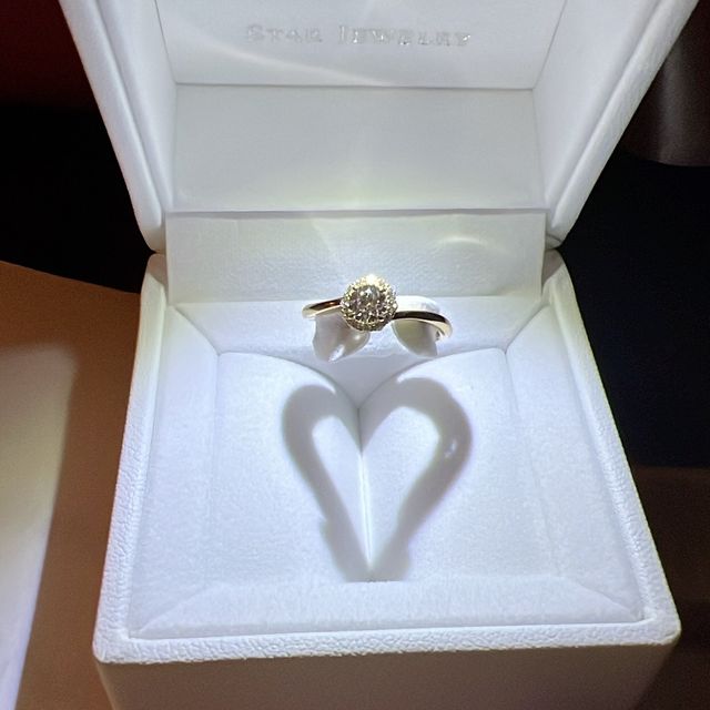 【STAR JEWELRY(スタージュエリー)の口コミ】 ダイヤのツメが高くなくて引っかからず使いやすい。HALOなので真ん中のダ…