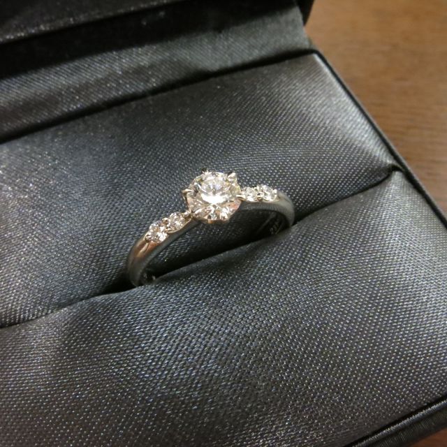 【ラザール ダイヤモンド(LAZARE DIAMOND)の口コミ】 プラチナ製で、メインのダイヤの両脇に1～2粒のメレダイヤが入った、王道…