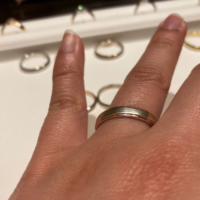【杢目金屋(もくめがねや)の口コミ】 さまざまな金属を重ねてできる二つと無い木目が綺麗な指輪です。室内では…