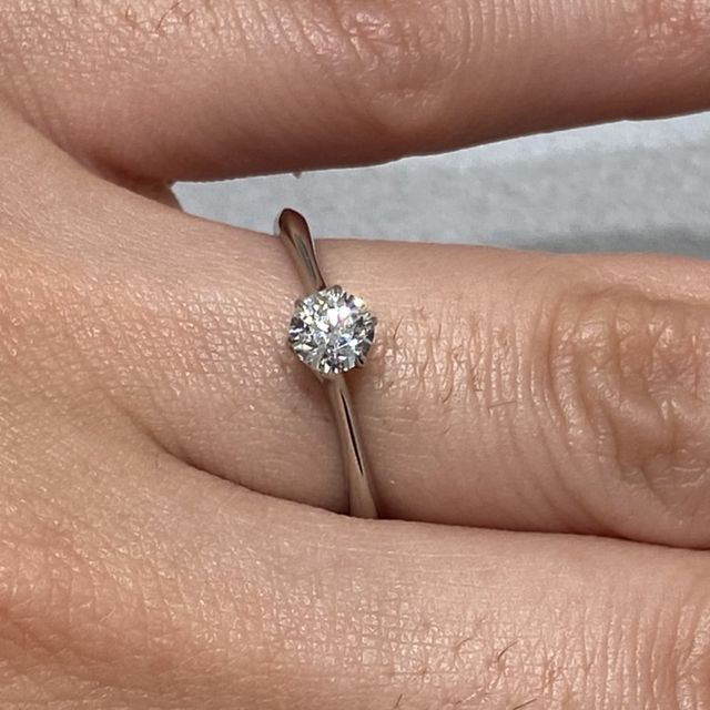 【STAR JEWELRY(スタージュエリー)の口コミ】 オーソドックスな婚約指輪。爪は高いですがそこまで目立つ感じではないの…