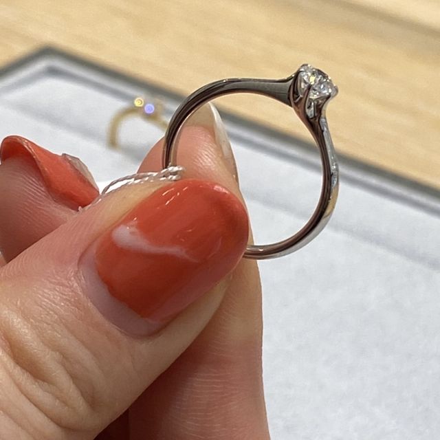 【STAR JEWELRY(スタージュエリー)の口コミ】 オーソドックスな婚約指輪。爪は高いですがそこまで目立つ感じではないの…