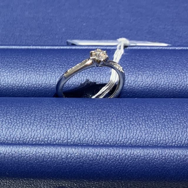 【銀座ダイヤモンドシライシの口コミ】 シンプル過ぎず派手すぎない、非常に良いデザインでした。渡す相手に、似…