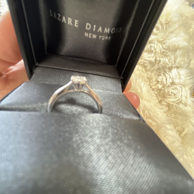 【ラザール ダイヤモンド(LAZARE DIAMOND)の口コミ】 綺麗にかがやく大きめなダイヤモンドを探していました。この指輪はダイヤ…