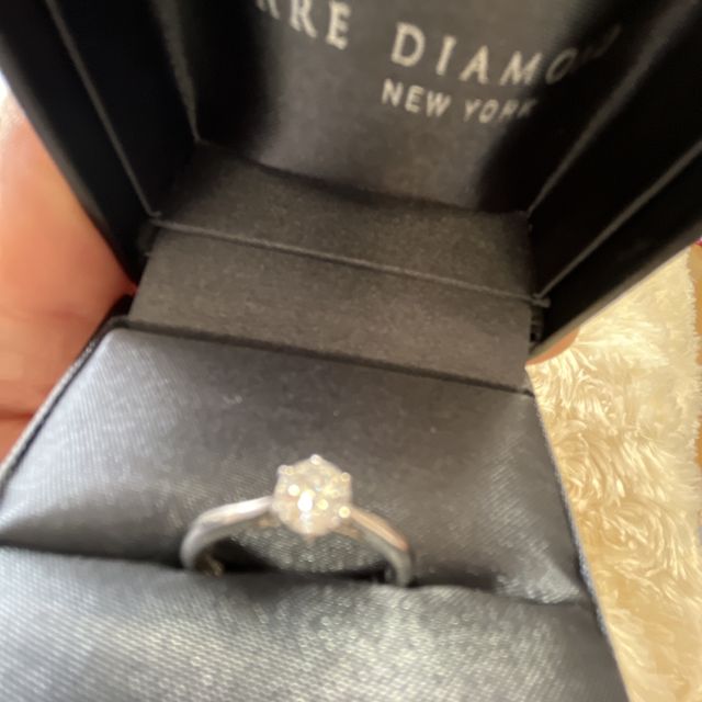 【ラザール ダイヤモンド(LAZARE DIAMOND)の口コミ】 綺麗にかがやく大きめなダイヤモンドを探していました。この指輪はダイヤ…