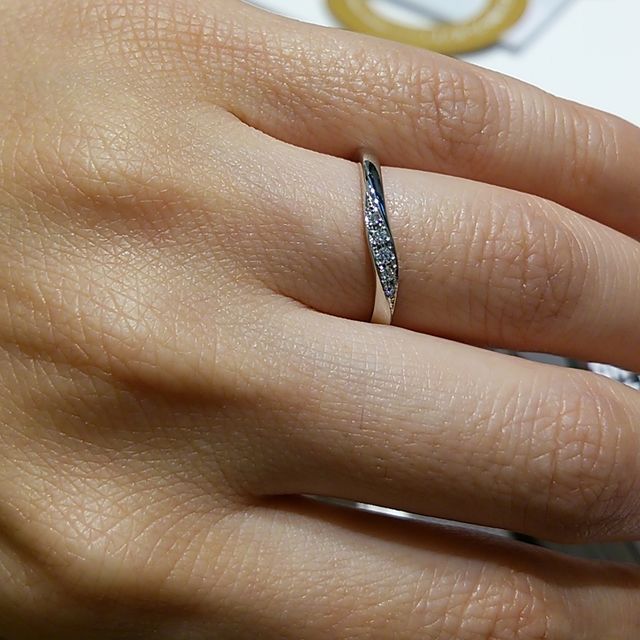 【Ponte Vecchio(ポンテヴェキオ)の口コミ】 たくさんのデザインを試着させて頂きましたが、わずかにカーブしているデ…