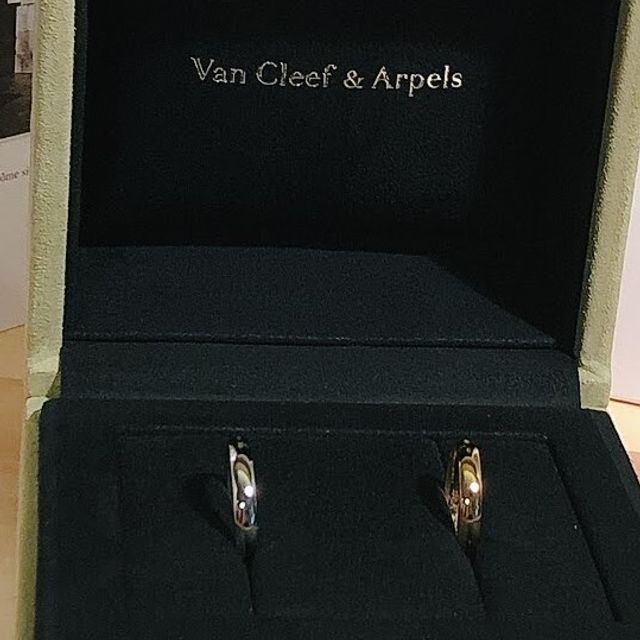 【ヴァン クリーフ＆アーペル(Van Cleef & Arpels)の口コミ】 シンプルで飽きの来ないデザインです。
今後あるかもしれない育児等でも邪…