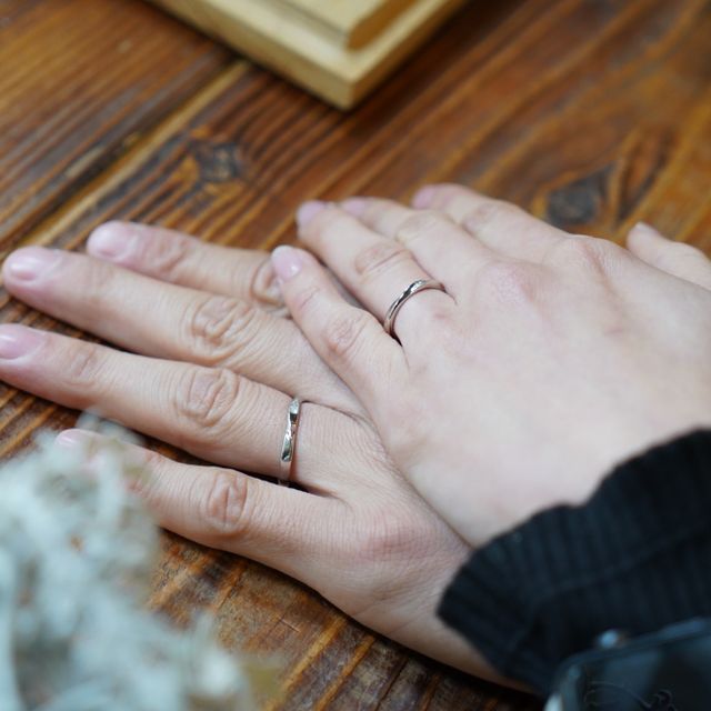 【THREE TREES(スリーツリーズ)の口コミ】 デザインはシンプルで、指輪をつけるなら絶対プラチナが良いと思っていま…