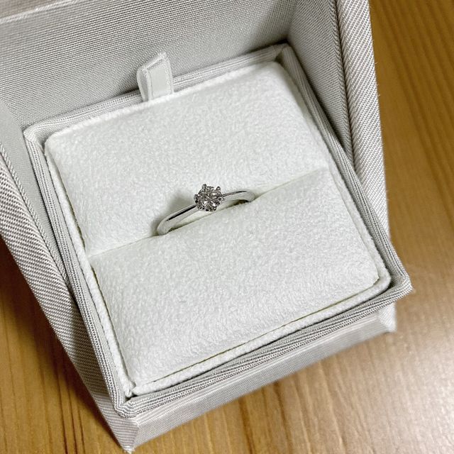 【ENUOVE(イノーヴェ)の口コミ】 デザインがシンプルなので自分の指にしっくり。
飽きずにずーっと長く使え…