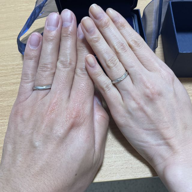 【銀座ダイヤモンドシライシの口コミ】 担当のスタッフさんが私達の好みを親身に聞いて下さり、幾つか選んで頂い…