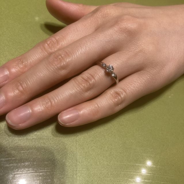 【STAR JEWELRY(スタージュエリー)の口コミ】 彼女と事前に下見に行き、デザインを選んで貰いました。
デザインの決め手…